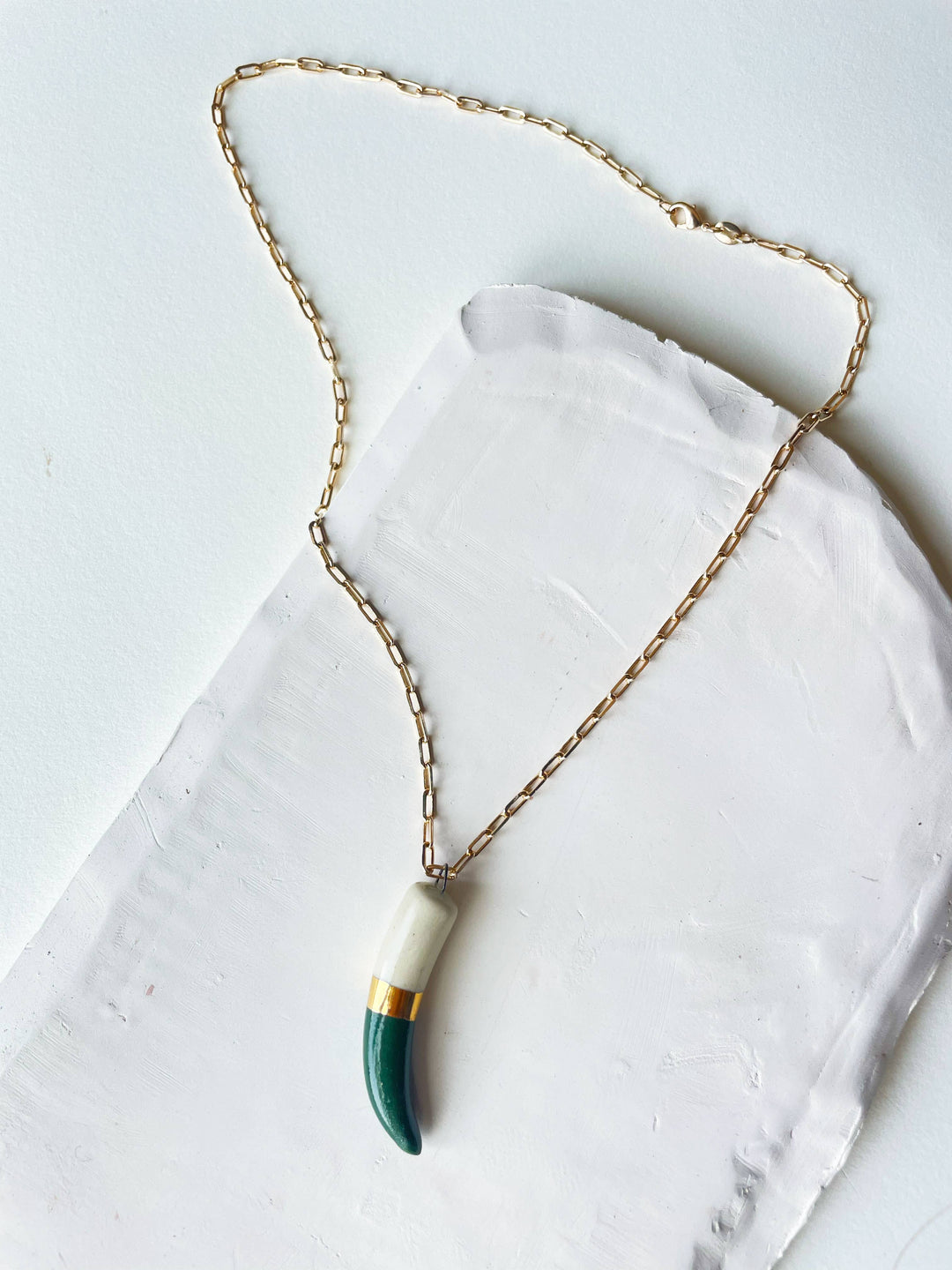 Shark tooth necklace: Gold