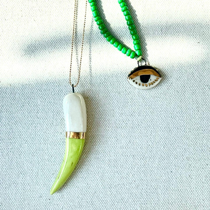 Shark tooth necklace: Gold